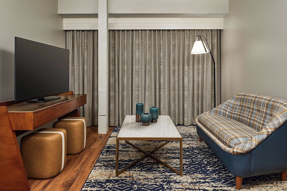Suite, 1 King Bed, Accessible (Hearing) thumbnail 6