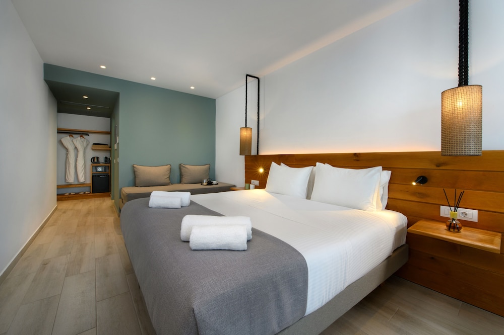 Essential Suite with Sea View - Photo 1