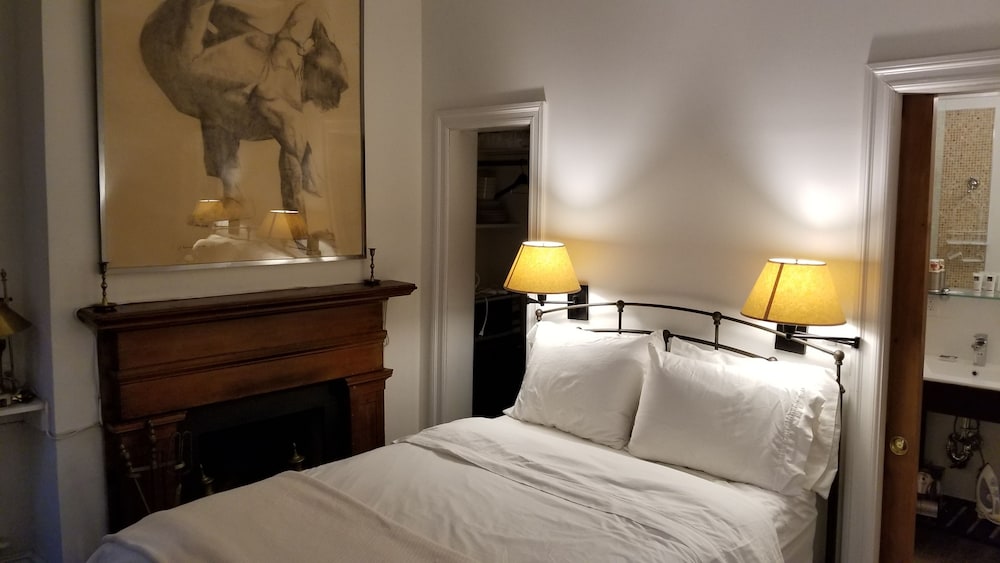 Surrey Room photo 2