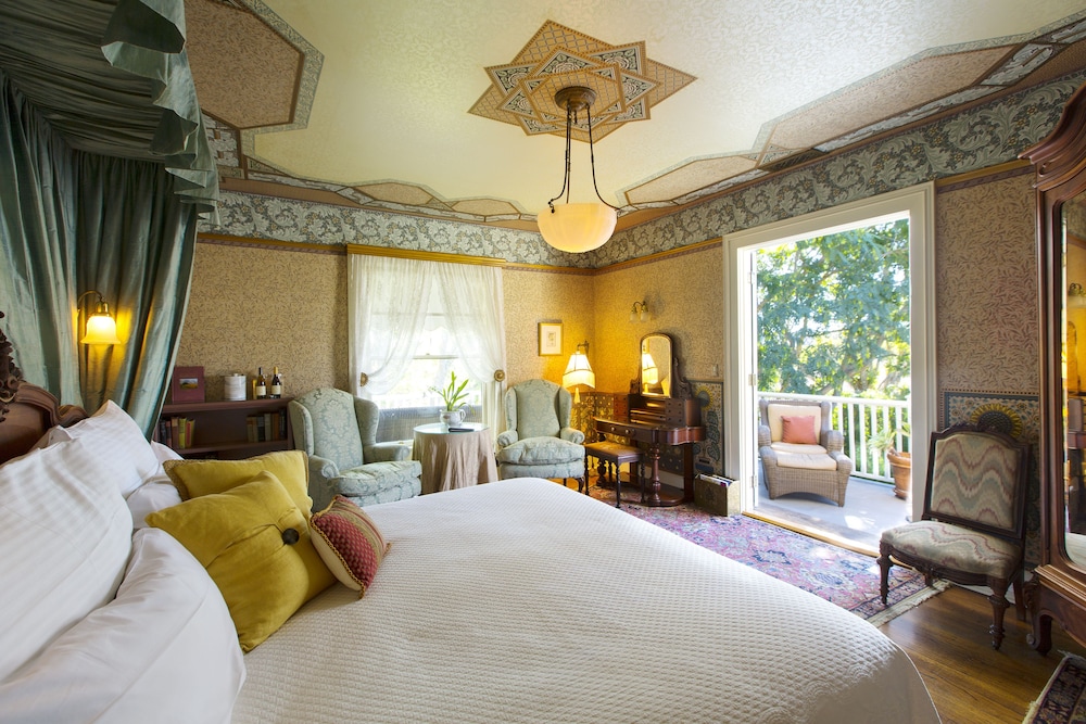 Superior Room, 1 King Bed, Balcony, Garden View (Robert and Julia Simpson) - Photo 5
