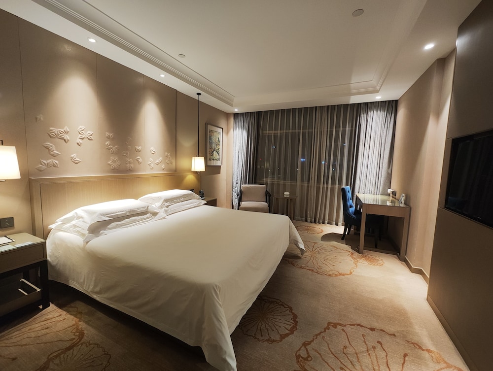 Sunshine King Bed Room - Photo 1
