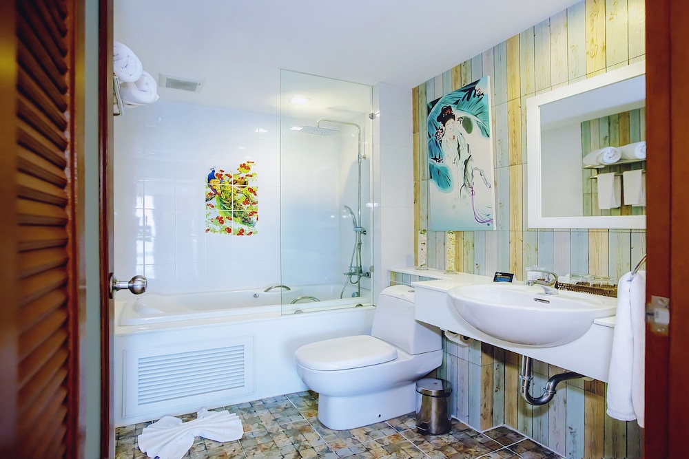 Deluxe Oceanfront Studio with Jacuzzi/Shower photo 3