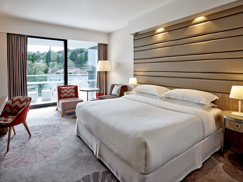 Classic Room, 1 King Bed, Courtyard View thumbnail 6