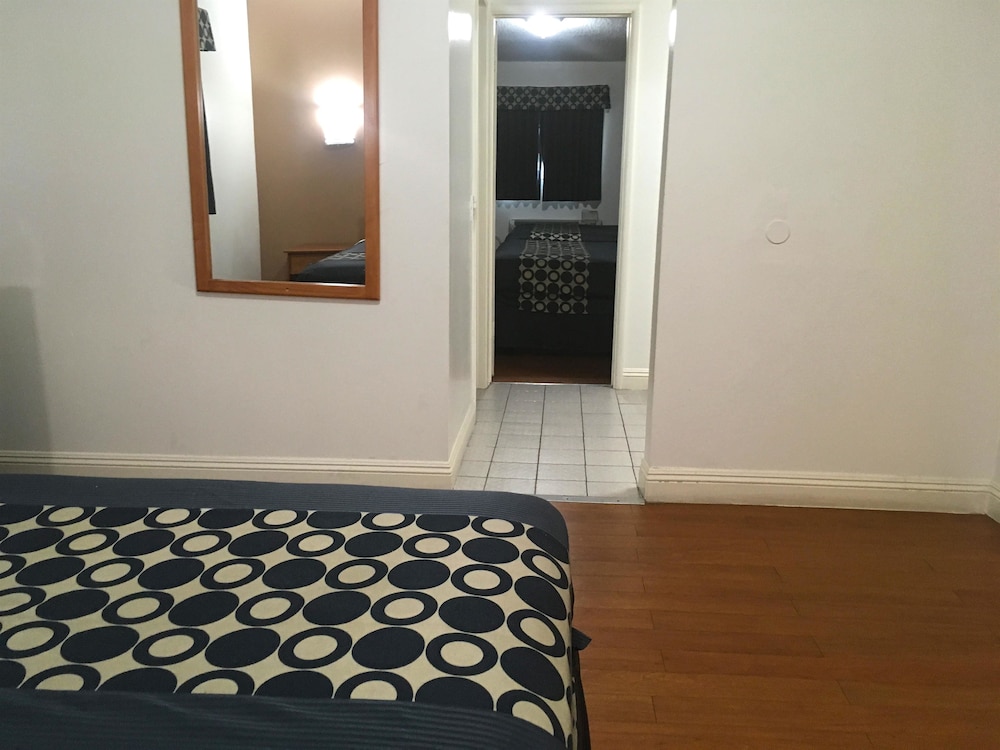 Suite, 2 Bedrooms, Non Smoking (3 Double Beds) - Photo 5