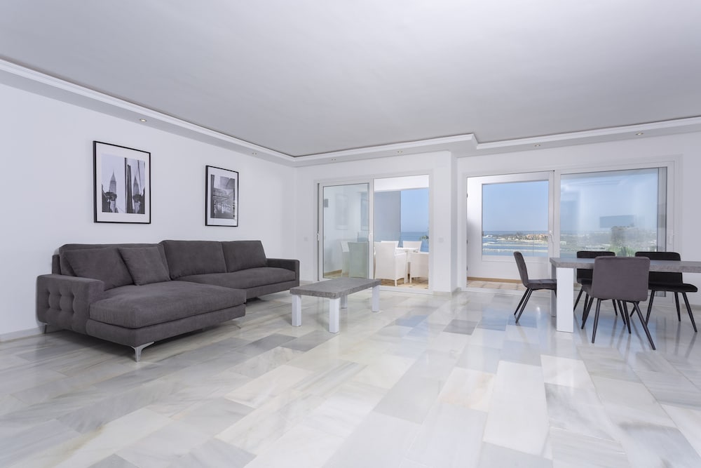 Apartamento Deluxe de 4 habitaciones con vista al mar y jacuzzi (8 personas)