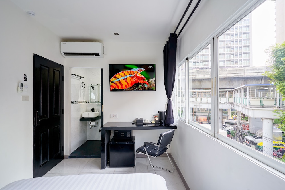 Standard Room, 1 Queen Bed, Non Smoking, City View photo 2