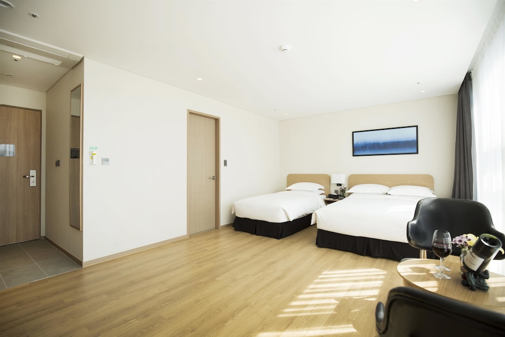 Suite, Multiple Beds, Partial Sea View