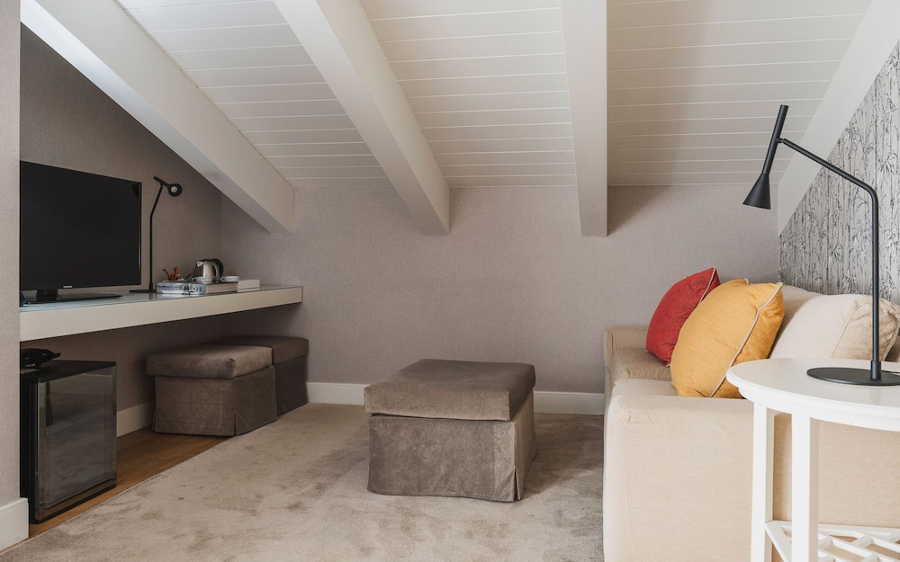 Suite (Attic) - Photo 11