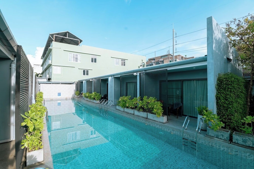 Premier Deluxe Pool Access - Photo 25