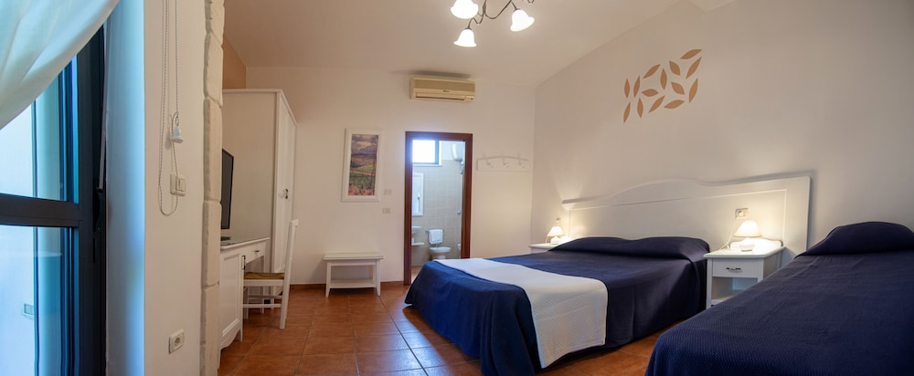 Triple Room, Multiple Beds, Garden View photo 2