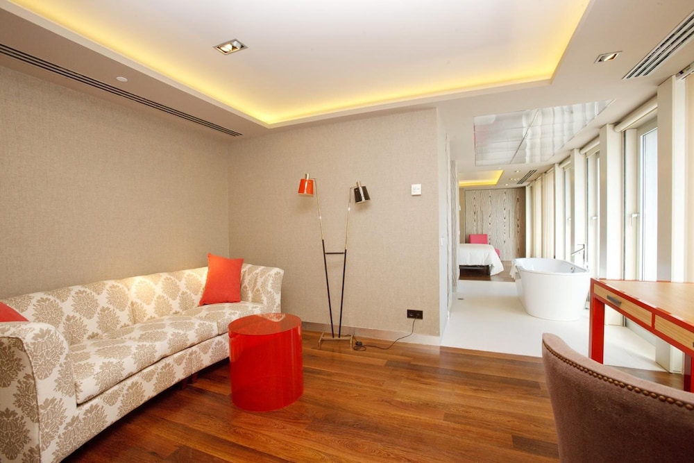 Suite - Photo 9