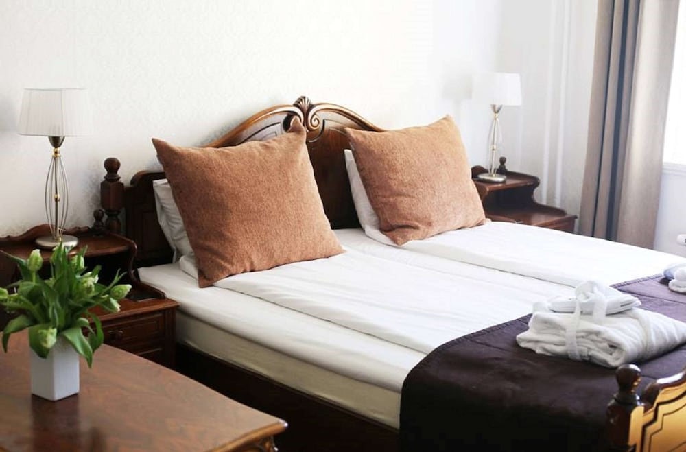Standard Room, 1 King Bed, Non Smoking - Photo 4
