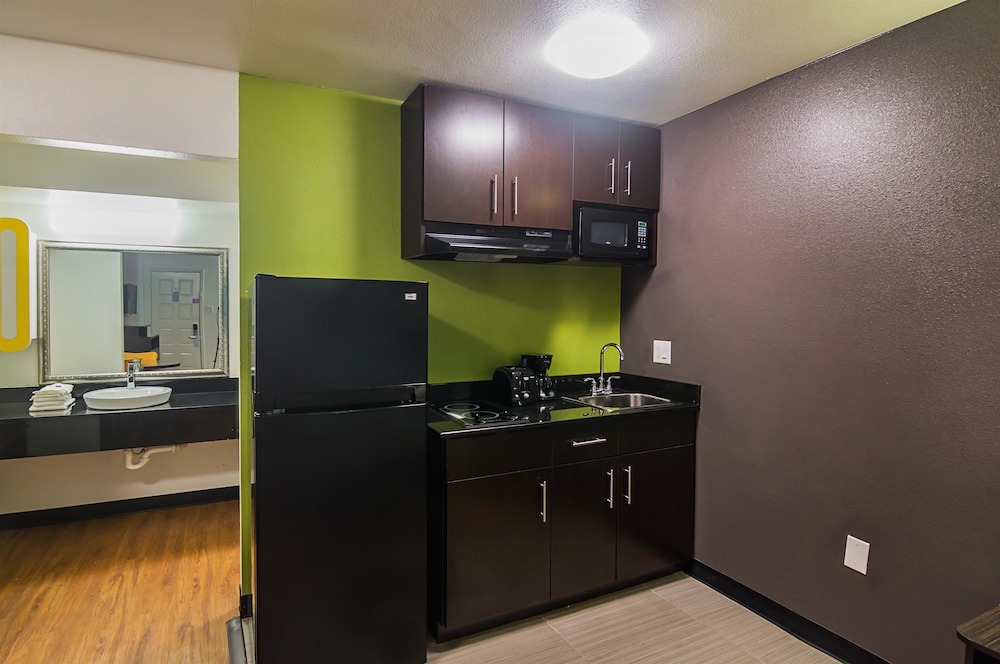 Deluxe Room, 1 King Bed, Non Smoking, Kitchenette - Photo 5