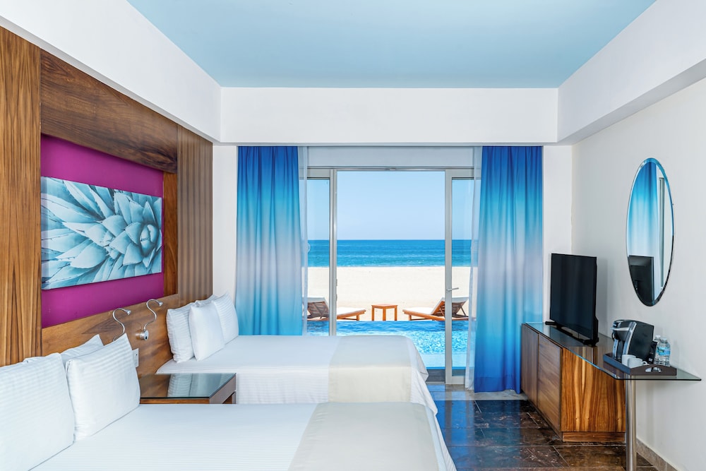 Altitude Junior Suite Swimout Ocean Front Double