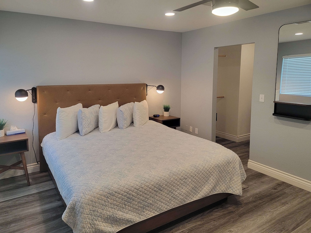 Deluxe Room, 1 King Bed, Non Smoking, Kitchenette photo 3