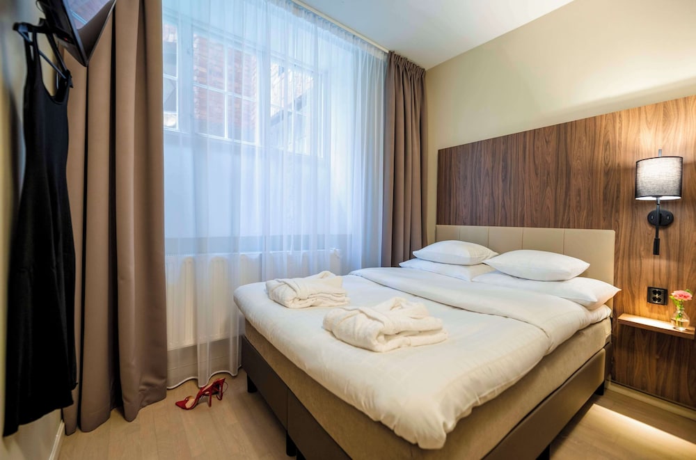 Standard Room, 1 King Bed, Non Smoking - Photo 6