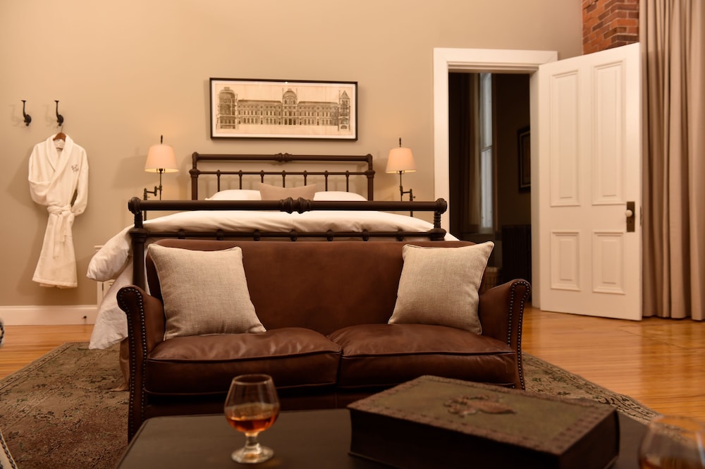 Superior Grand Lux Suite, 1 Queen Bed, Fireplace (#4 - M. Foster) photo 3