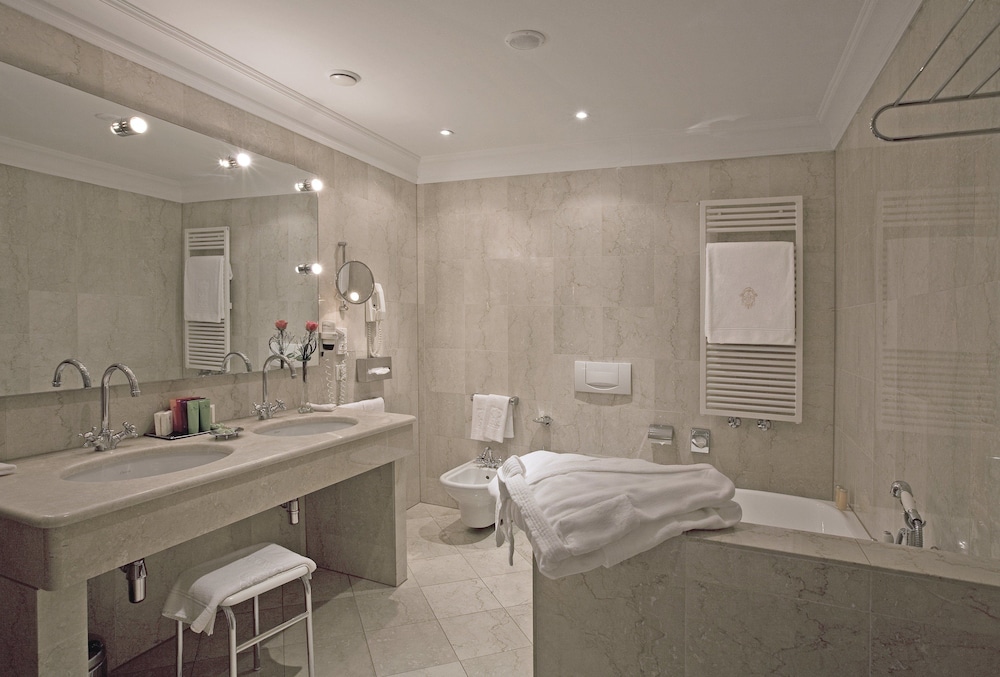 Suite Palace, Lake View - Photo 5