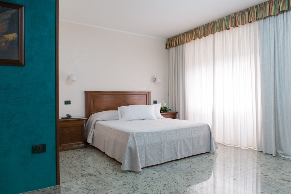 Classic Double Room Single Use - Photo 6