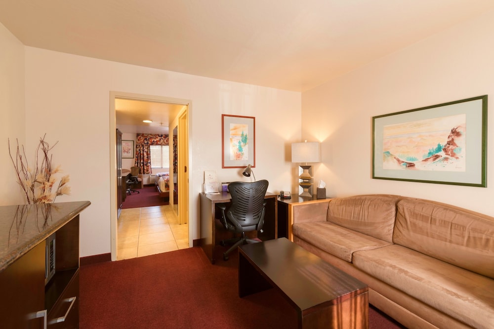 Suite, 1 King Bed with Sofa bed photo 2