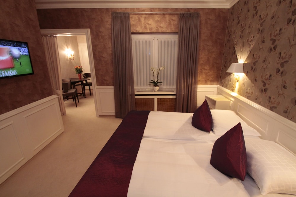 Junior Suite, 1 King Bed - Photo 1