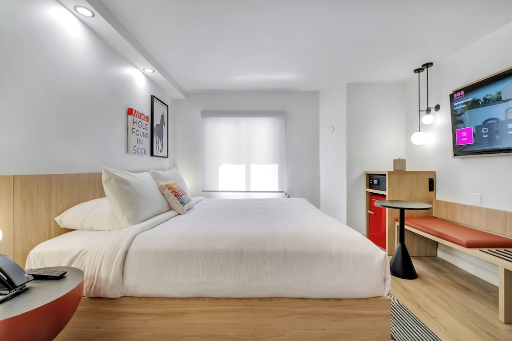 Standard Room, 1 King Bed - Photo 2