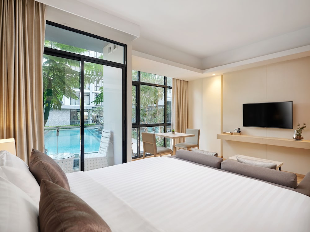 Deluxe Room, Pool View - Photo 1