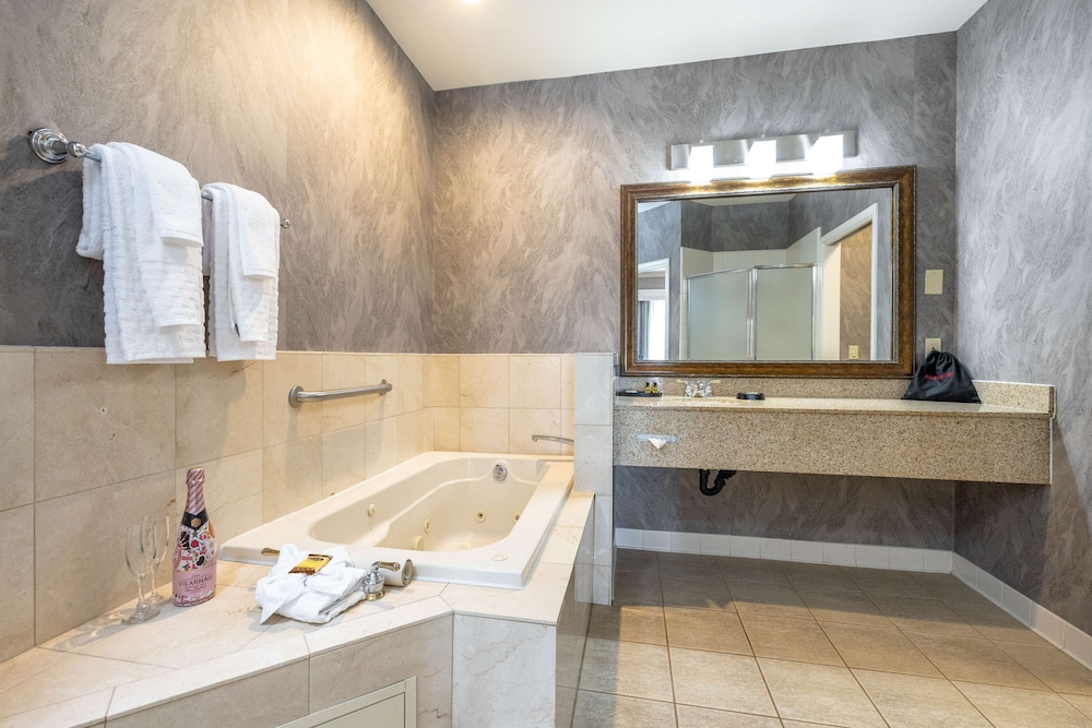 Suite, 1 King Bed, Non Smoking, Jetted Tub - Photo 6