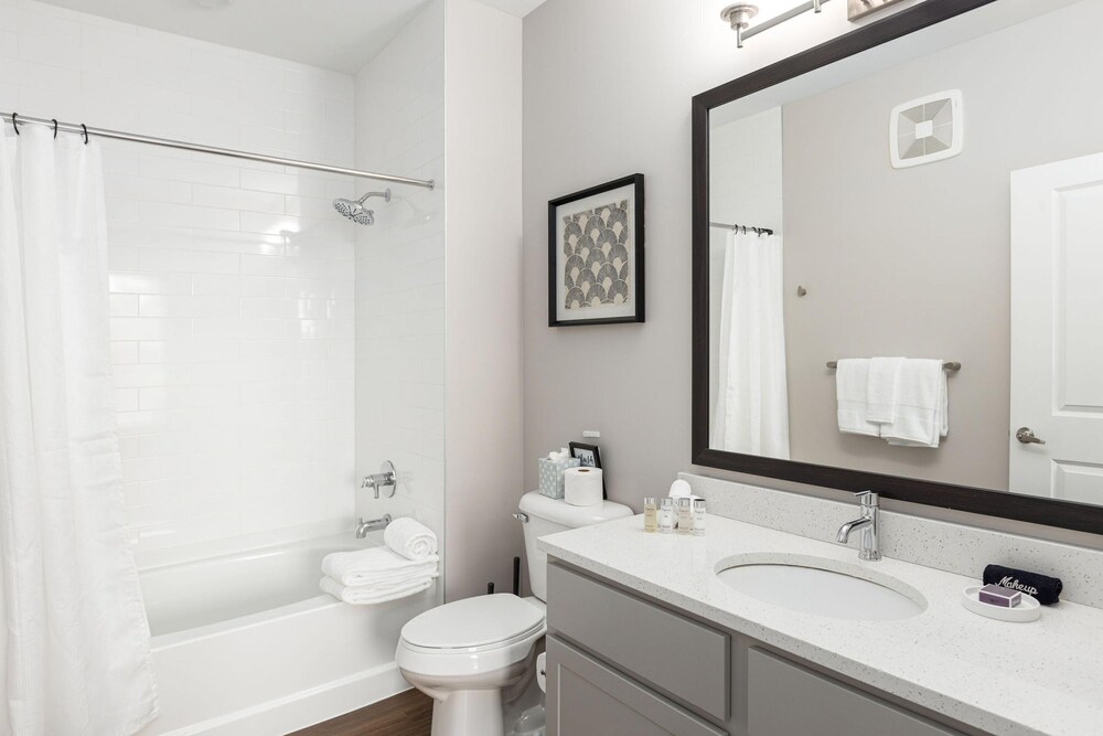 Downtown Luxury - Top Floor 2BR at Topiary Park, 写真 35