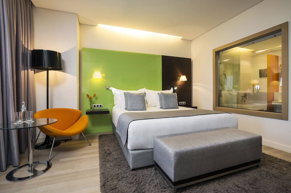 Standard Room, 1 King Bed, City View (High Floor) - Photo 2