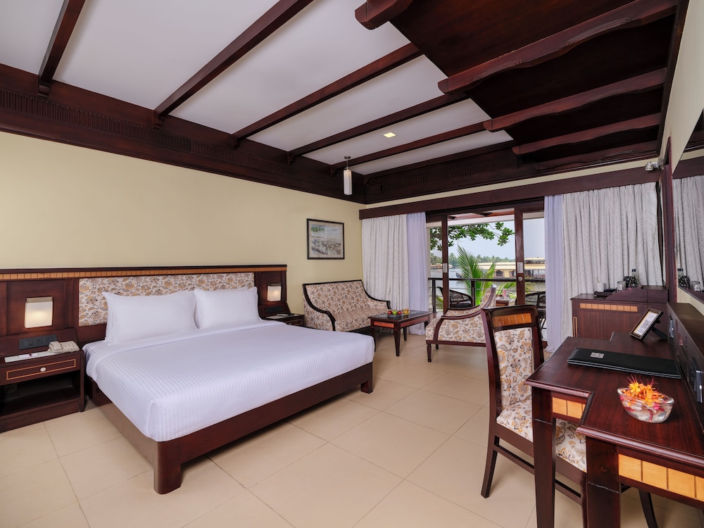 Lake View Suite with Balcony - Photo 5