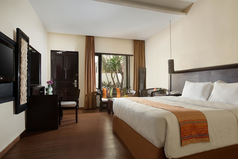 Deluxe Room, 1 King Bed, Balcony, Pool View