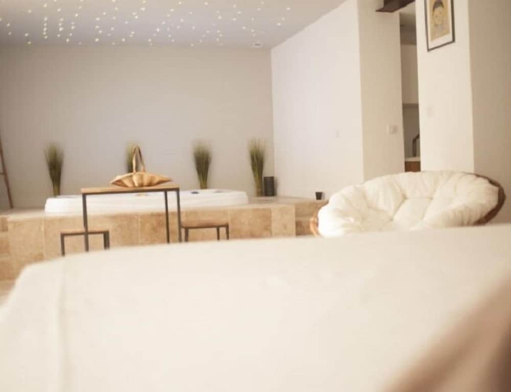 Double Room, Hot Tub (Estelle) photo 2