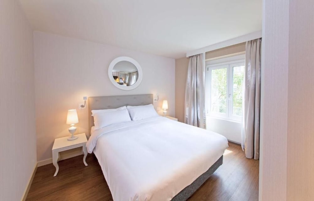 Business Room, Garden View - Photo 1