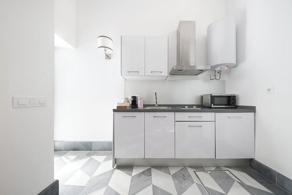 Medium Studio with Kitchen - Photo 3