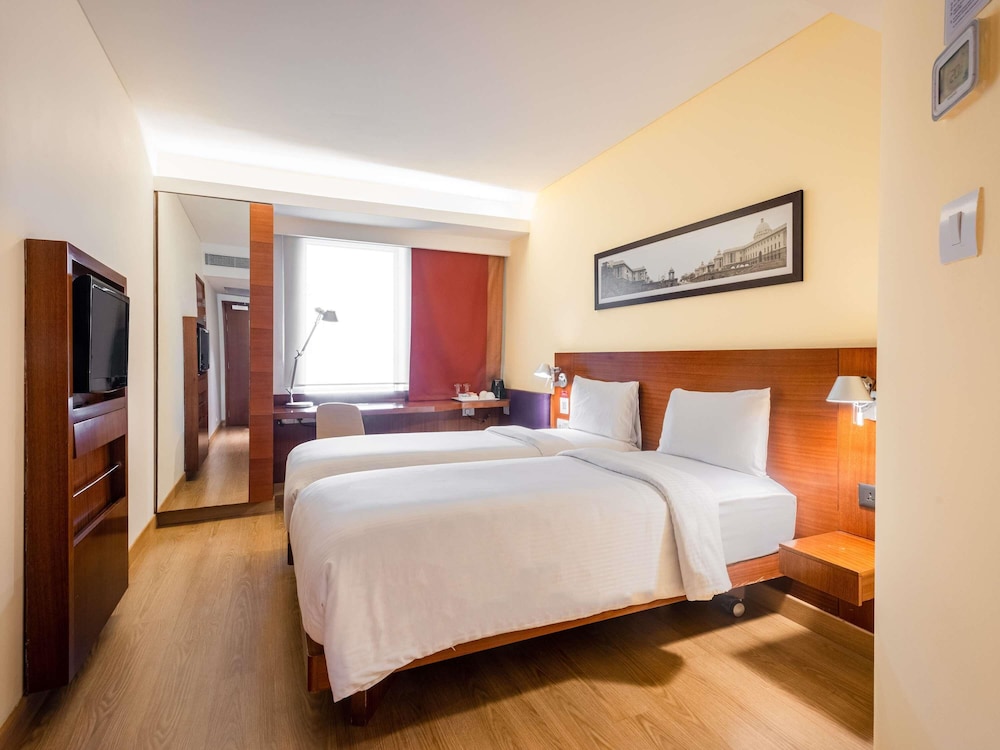 Superior Room, 2 Twin Beds, Pool View photo 3