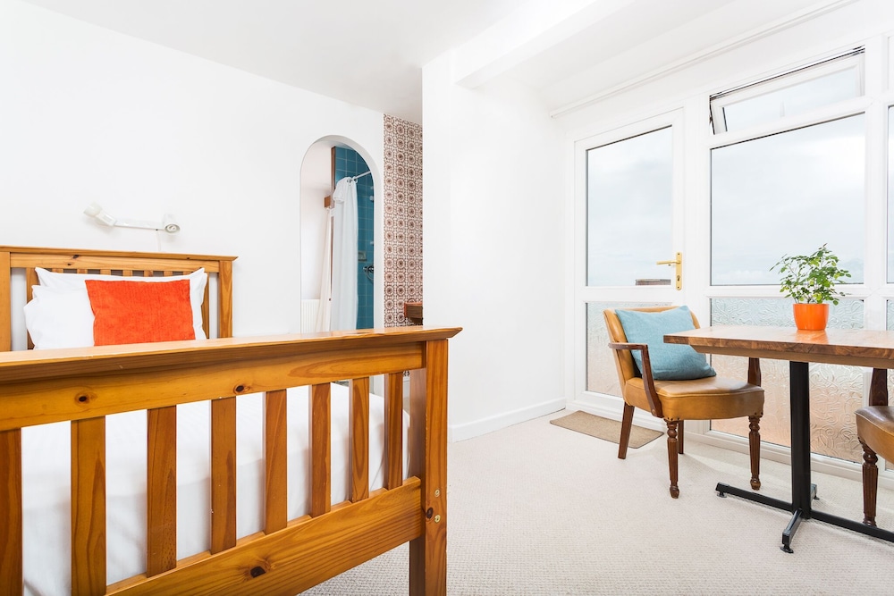 Twin Room, Ensuite, Sea View (with beach facing balcony) photo 2
