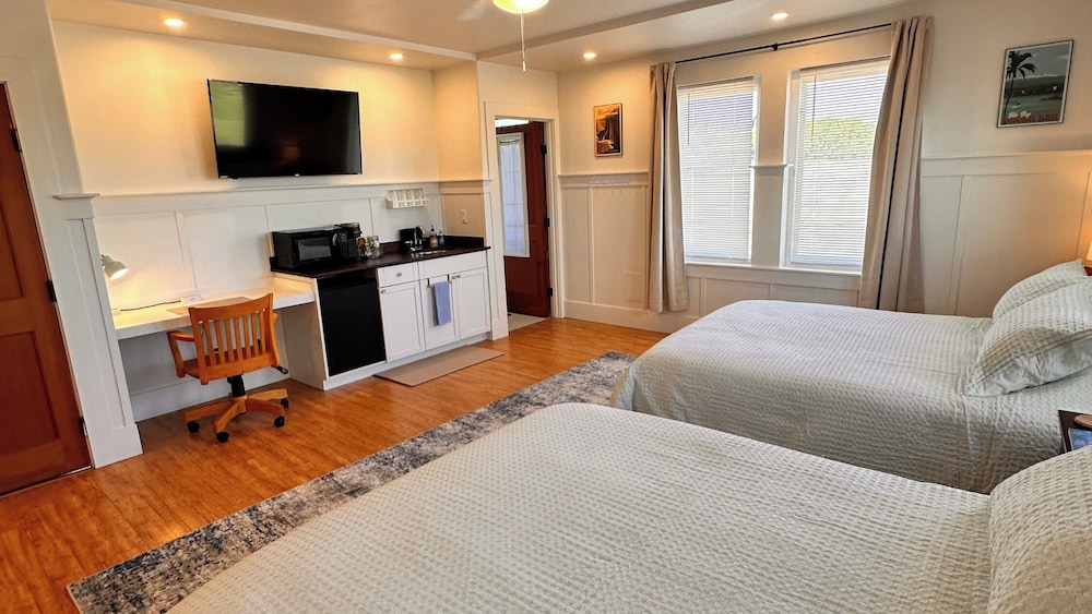 Classic Quadruple Room, 2 Queen Beds, Air conditioning, Bay View photo 2