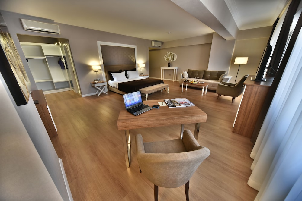 Executive Suite, 1 Bedroom, Jetted Tub, Lake View