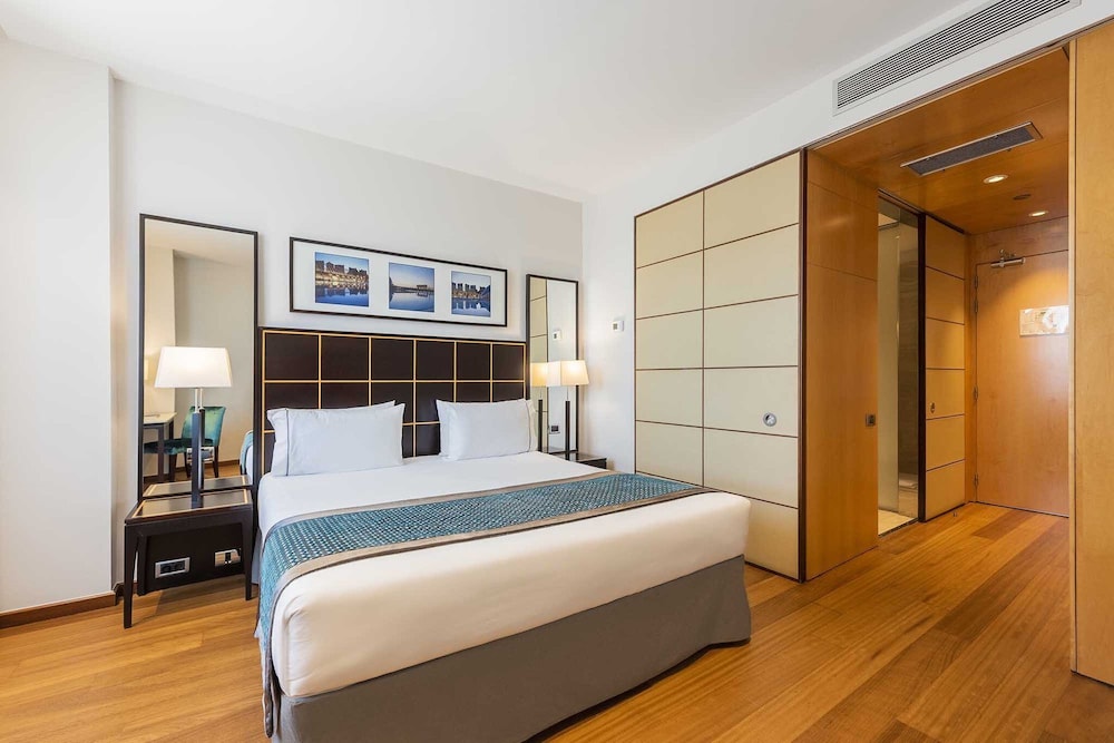 Double or Twin Room, City View thumbnail 6