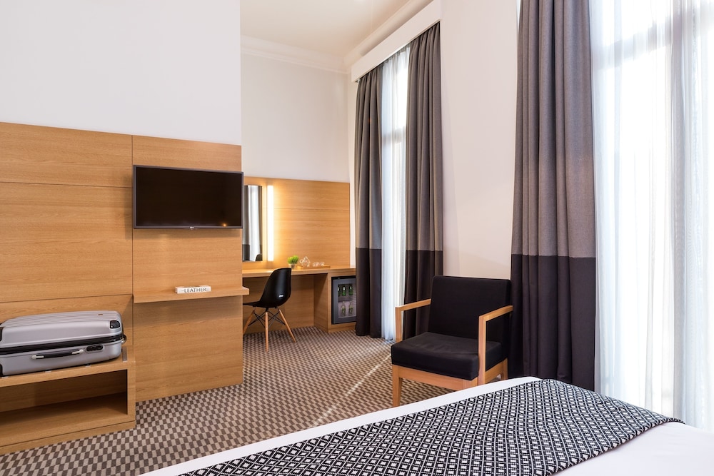Deluxe Room, Sea View (or City view) - Photo 8