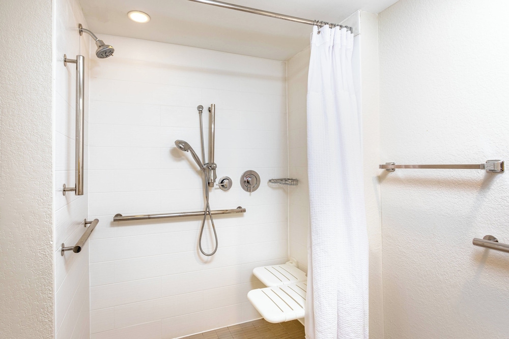 Suite, 2 Double Beds (Mobility/Hearing Access, Roll-In Shwr)