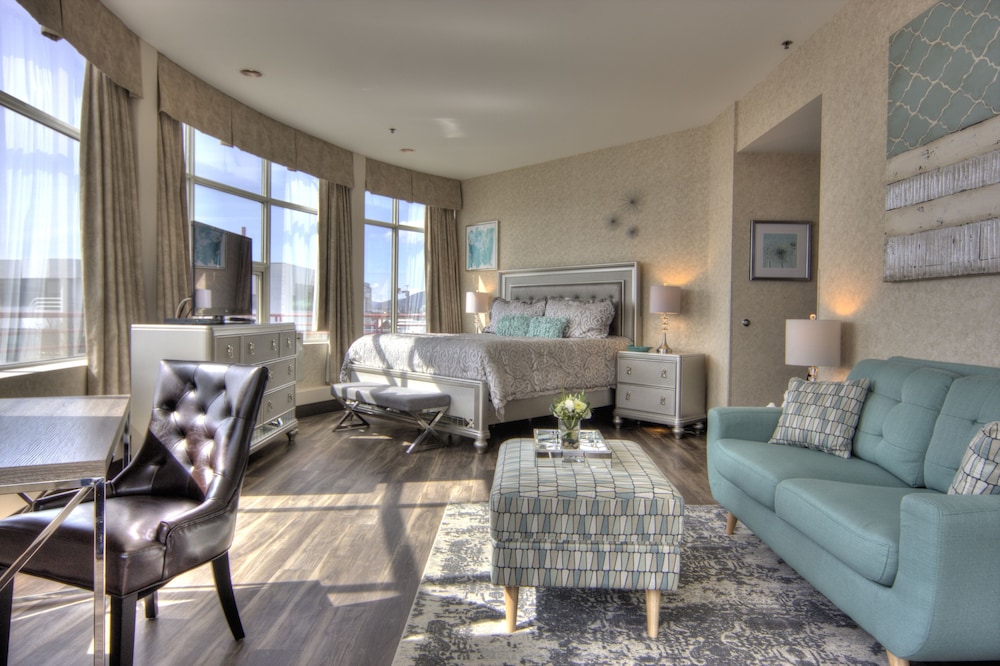 Waterfront Panoramic Suite, 1 King Bed, Wrap-Around Balcony, Ocean View