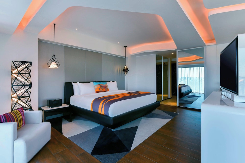 Suite, 1 King Bed, Corner photo 2