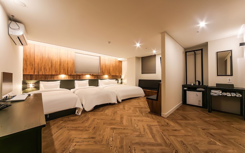 Grand Triple Room
