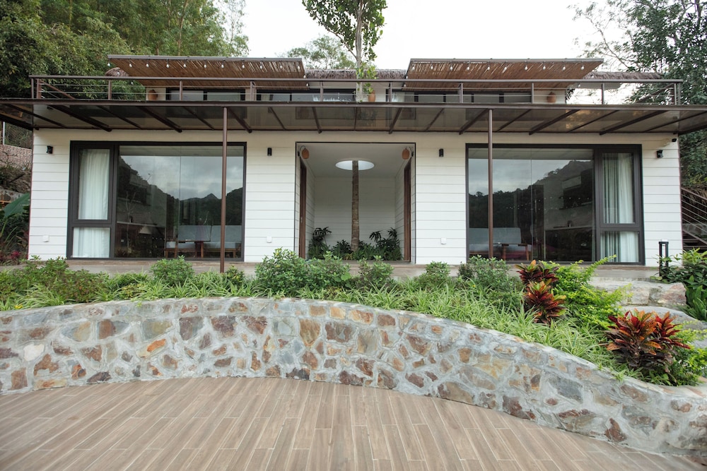 Junior Room, Valley View, Poolside