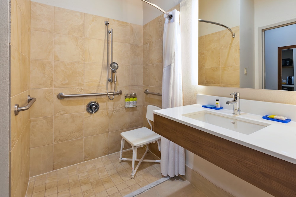 Standard Room, 2 Queen Beds, Accessible (Roll-In Shower) - Photo 2