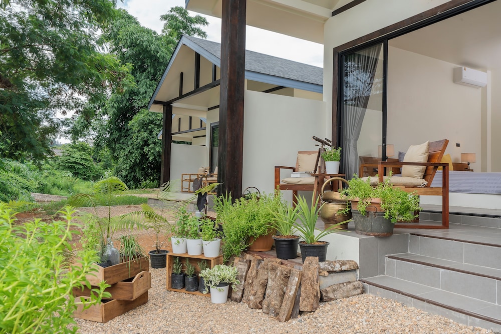 Family Room, Balcony, River View photo 2
