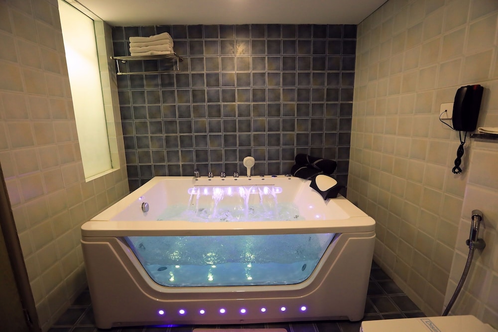 Premium Room with Jacuzzi - Photo 7