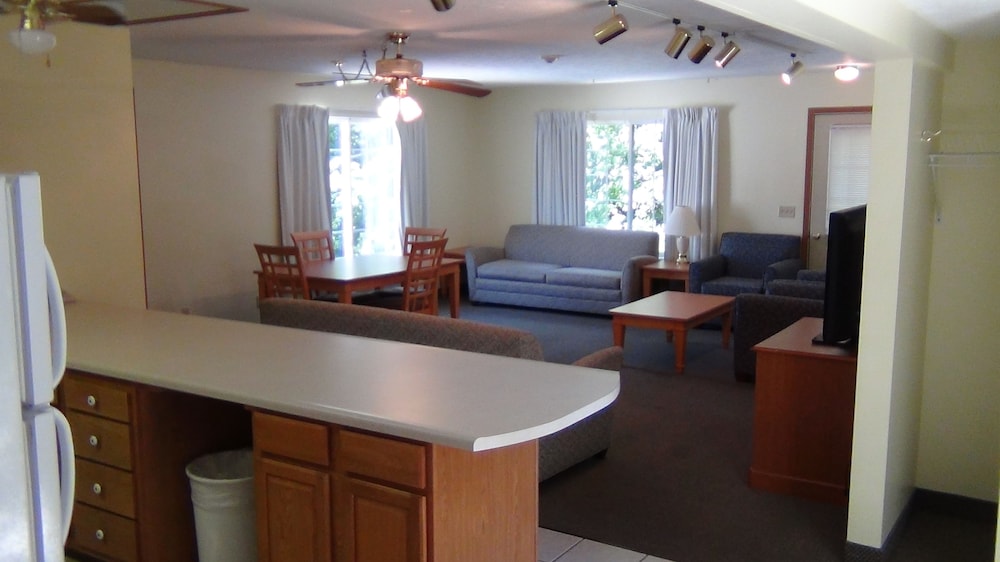 Suite, 2 Bathrooms photo 1